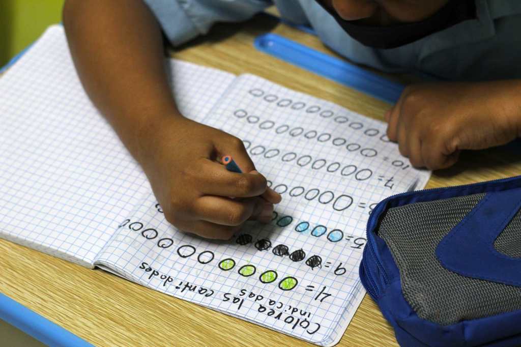 Niño realizando una actividad escrita de números en el aula del Centro Educativo Integra Vidas.