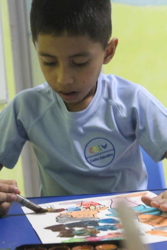 Niños coloreando dibujos como sorpresa para el Día del Padre en Integra Vidas