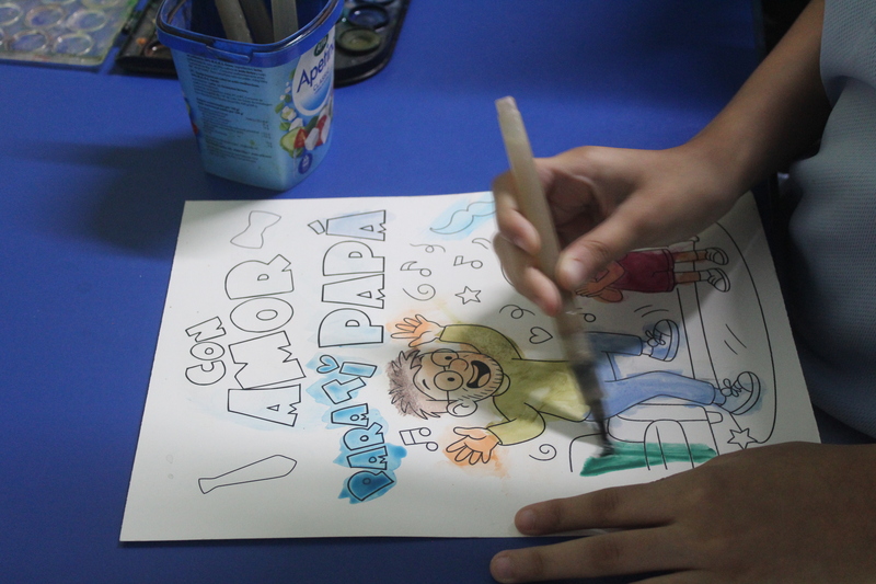 Niños coloreando dibujos como sorpresa para el Día del Padre en Integra Vidas