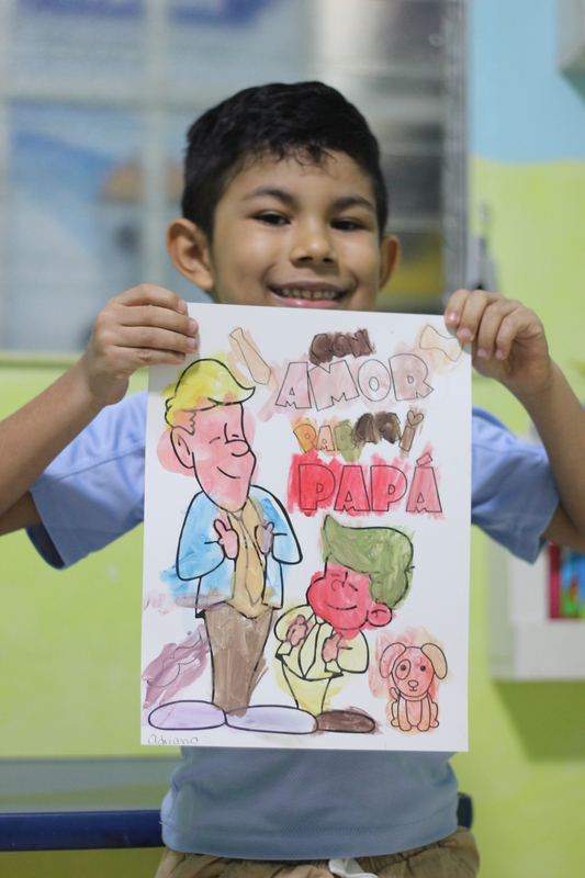 Niños coloreando dibujos como sorpresa para el Día del Padre en Integra Vidas