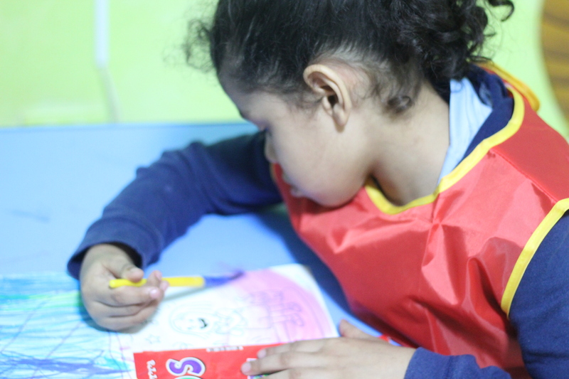 Niños coloreando dibujos como sorpresa para el Día del Padre en Integra Vidas