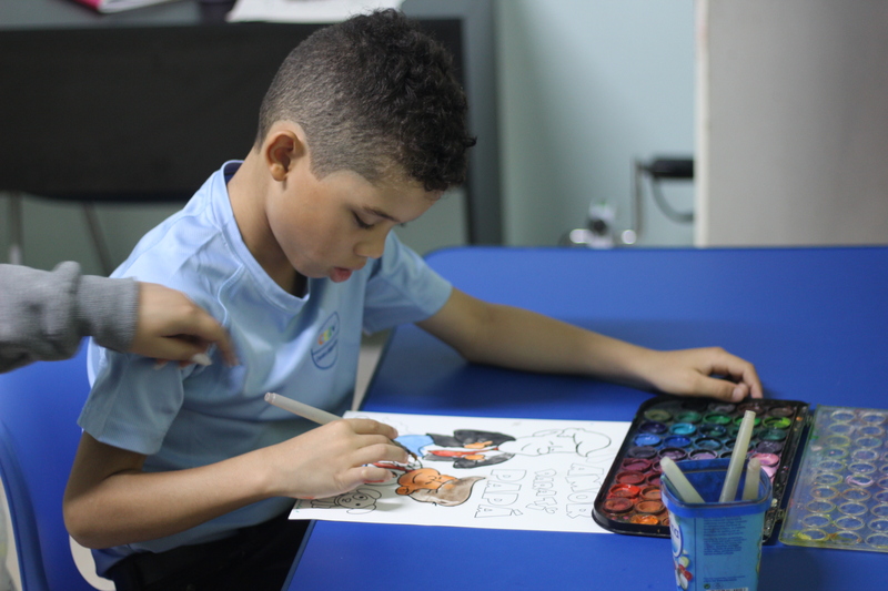 Niños coloreando dibujos como sorpresa para el Día del Padre en Integra Vidas