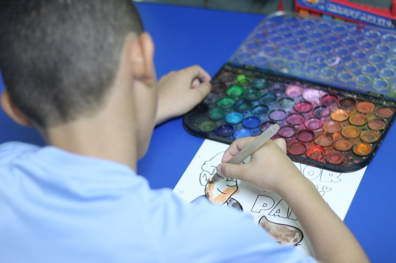 Niños coloreando dibujos como sorpresa para el Día del Padre en Integra Vidas