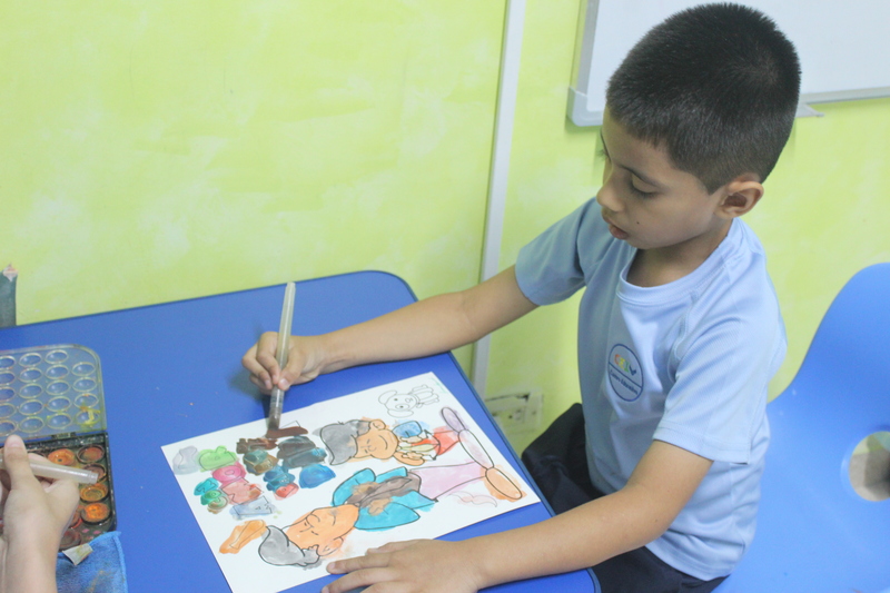 Niños coloreando dibujos como sorpresa para el Día del Padre en Integra Vidas