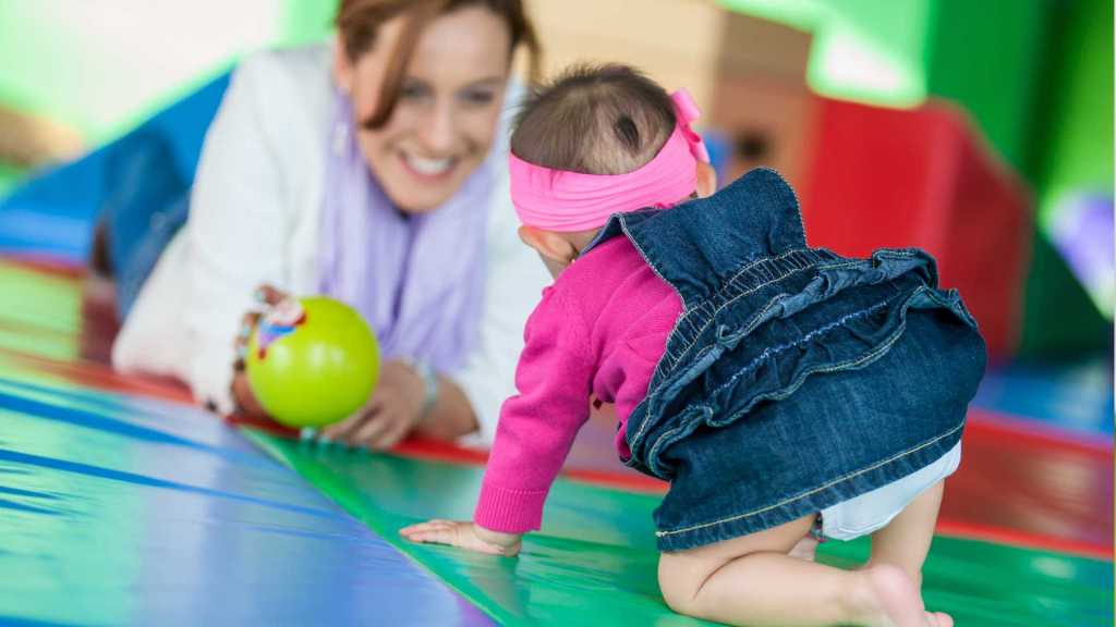 Bebé en sesión de terapia de estimulación temprana con especialista