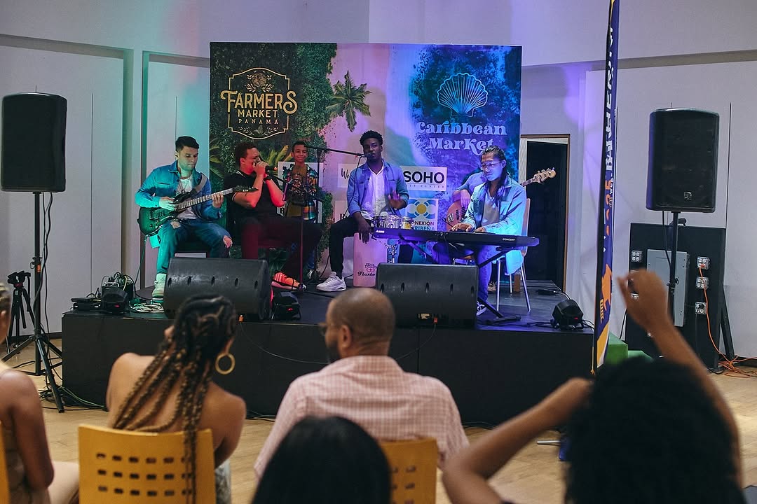 Grupo de músicos tocando en vivo en el Caribbean & Farmers Market en Soho City Center, Ciudad de Panamá.