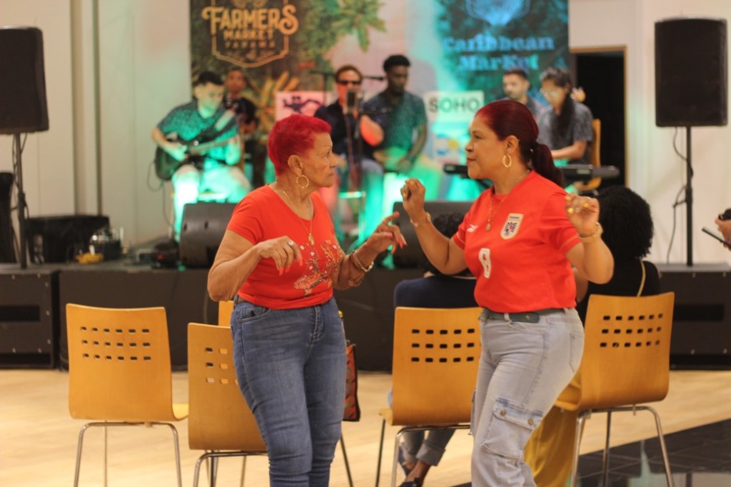 Grupo de músicos tocando en vivo en el Caribbean & Farmers Market en Soho City Center, Ciudad de Panamá