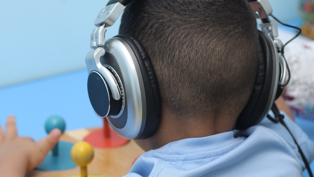 Niño recibiendo el Método Tomatis mientras realiza actividades sensoriales en Integra Vidas, Panamá