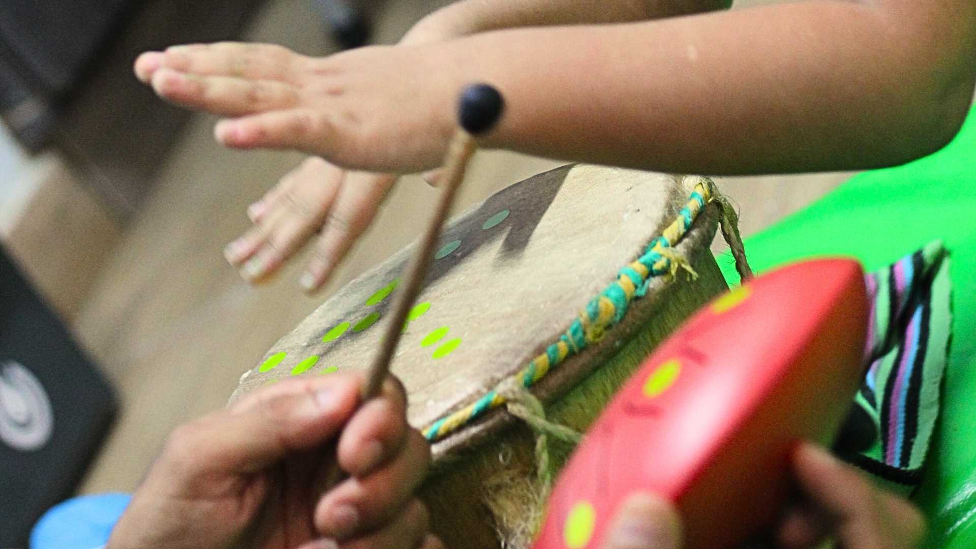 La musicoterapia estimula el cerebro infantil y favorece el desarrollo emocional y cognitivo.