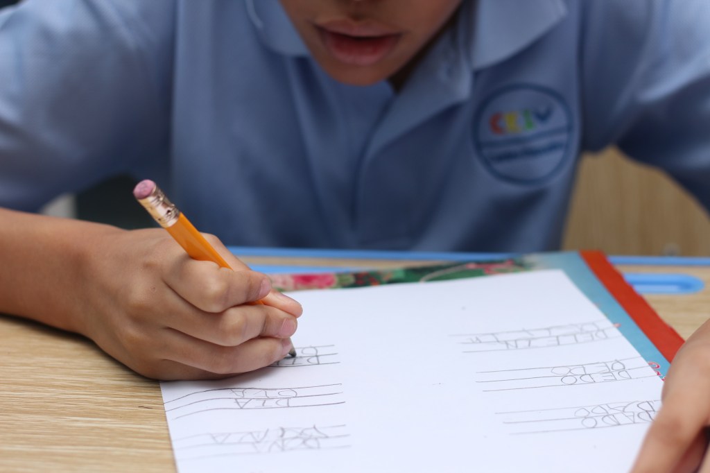 Niña leyendo un libro en Integra Vidas, centro educativo inclusivo en Panamá