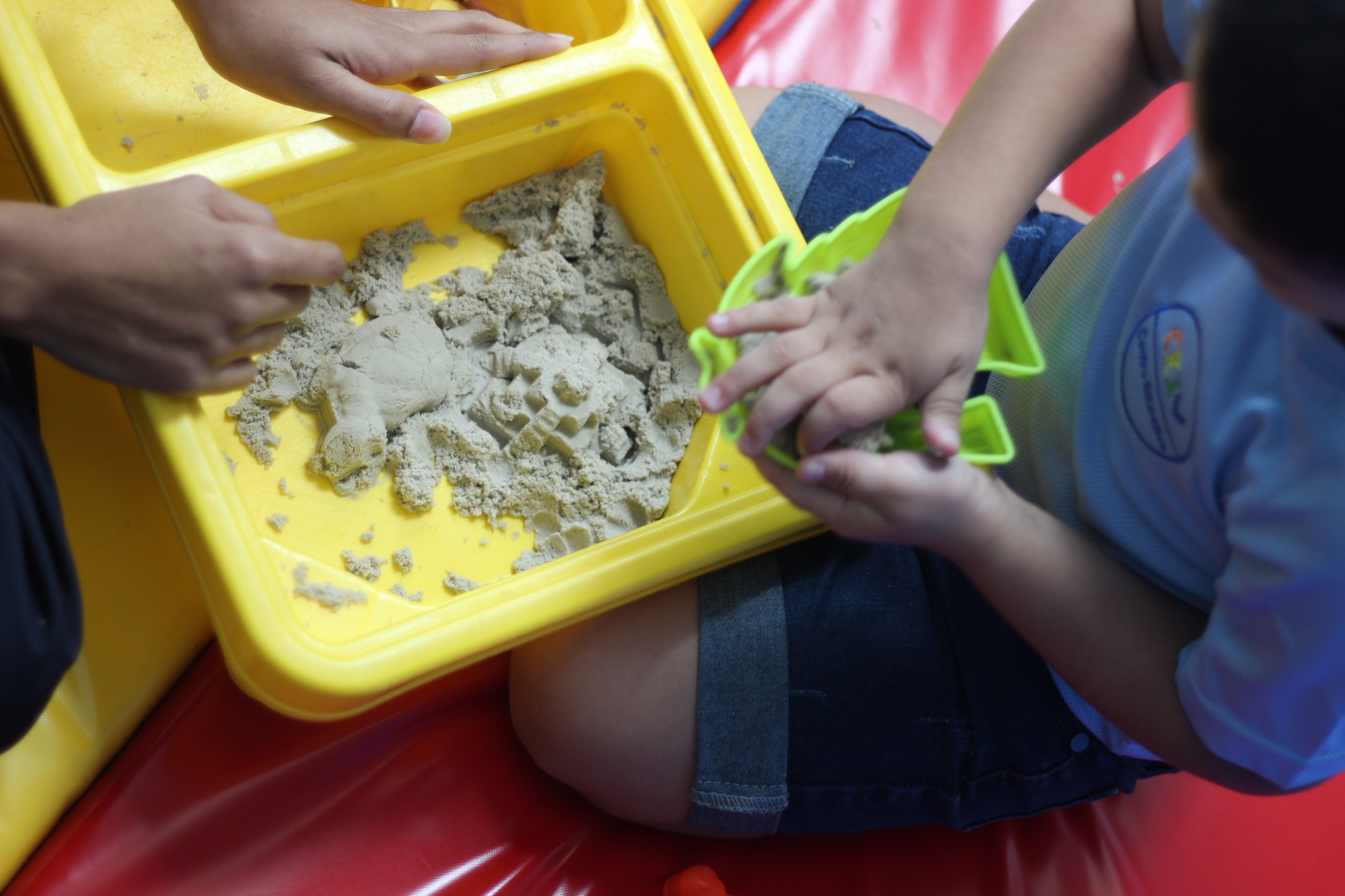 Niño jugando con arena como parte de la integración sensorial en Integra Vidas