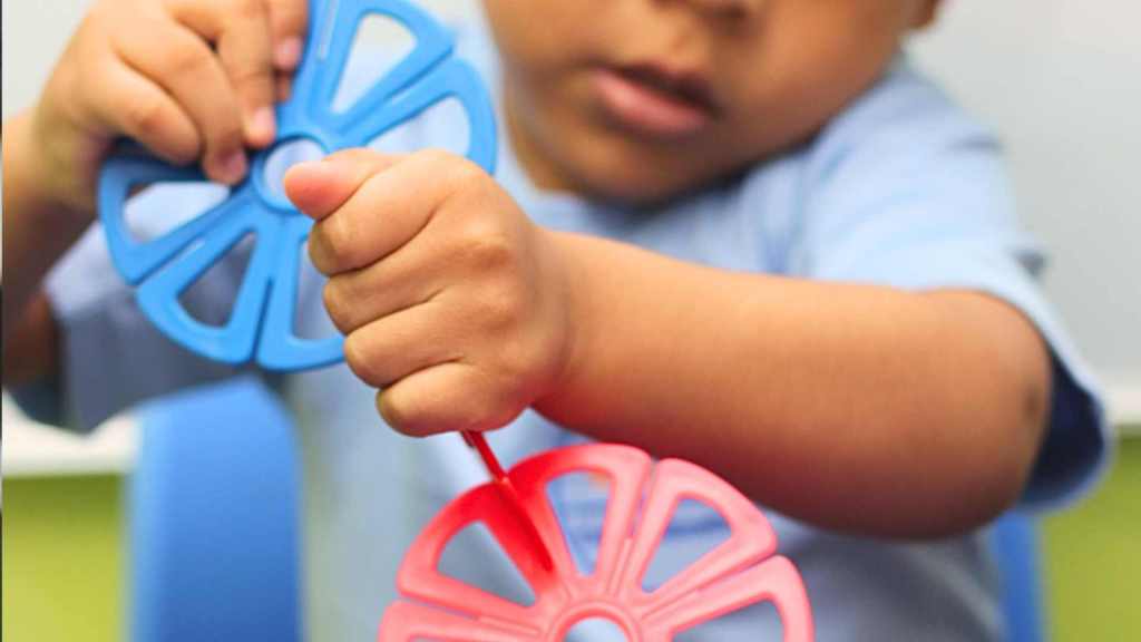Niño pequeño participando en actividades lúdicas en el Integra Vidas como parte de la estimulación temprana para el desarrollo infantil.