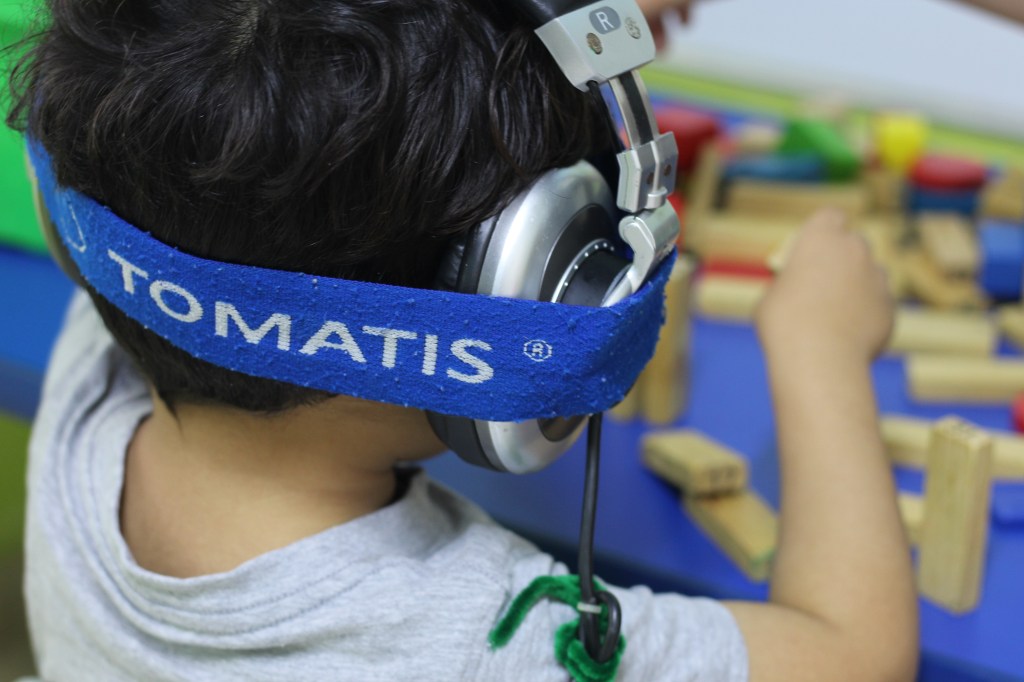 Niño realizando terapia con el método tomatis en Integra Vidas, centro especializado en educación inclusiva en Panamá.