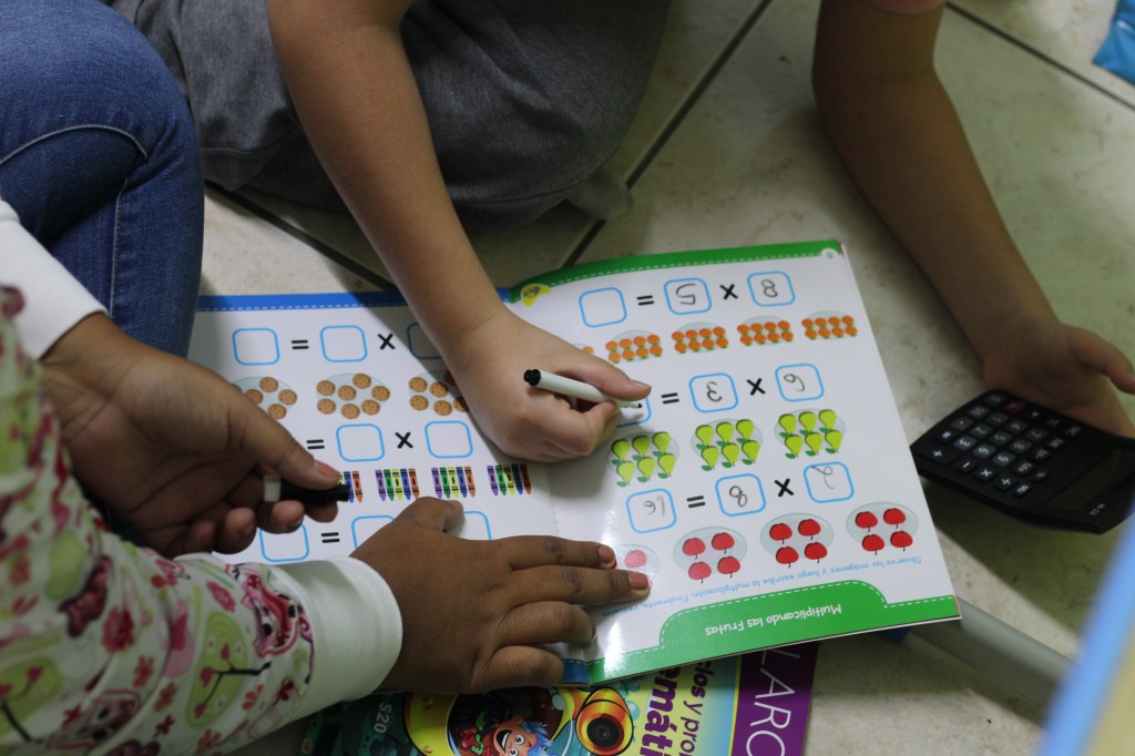 Niño y profesora estudiando juntos en sesión educativa personalizada en Integra Vidas, centro inclusivo en Panamá.