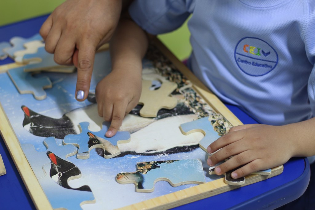Niño en Integra Vidas completando un rompecabezas como parte de una actividad de desarrollo cognitivo y educación inclusiva en Panamá.