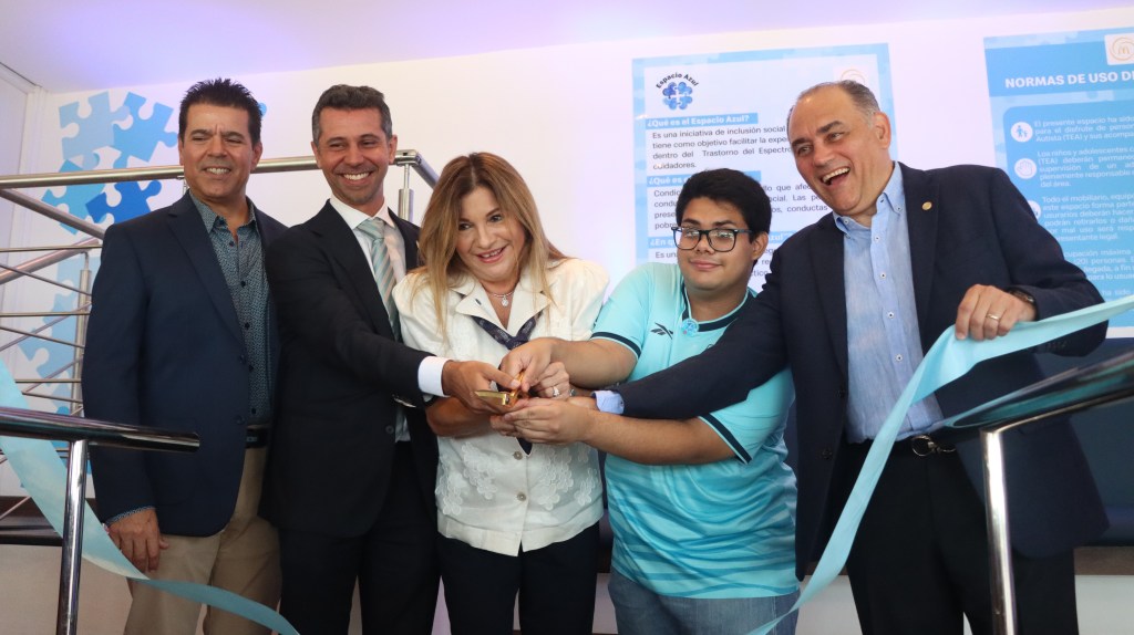 Niño con TEA disfrutando con su familia en el palco azul del Estadio Rommel Fernández, un espacio adaptado sensorialmente para la inclusión.