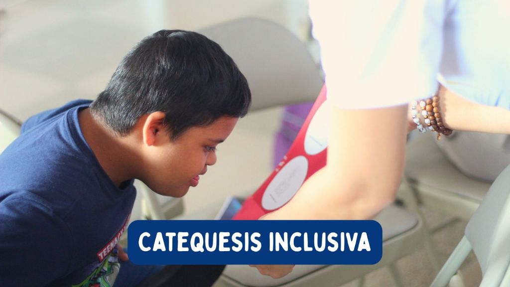 Niños y familias participando en catequesis inclusiva en parroquia panameña