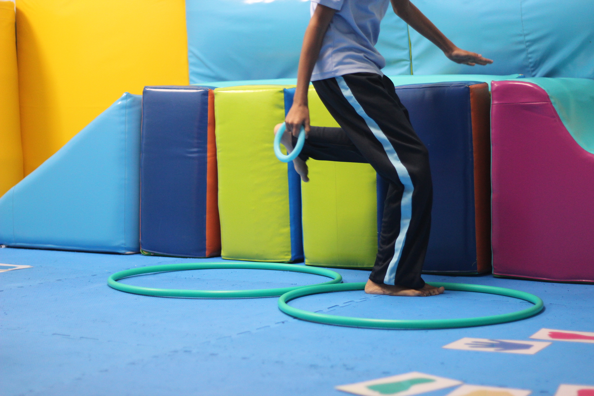 Niño participando en una actividad de integración sensorial con apoyo terapéutico en Integra Vidas.