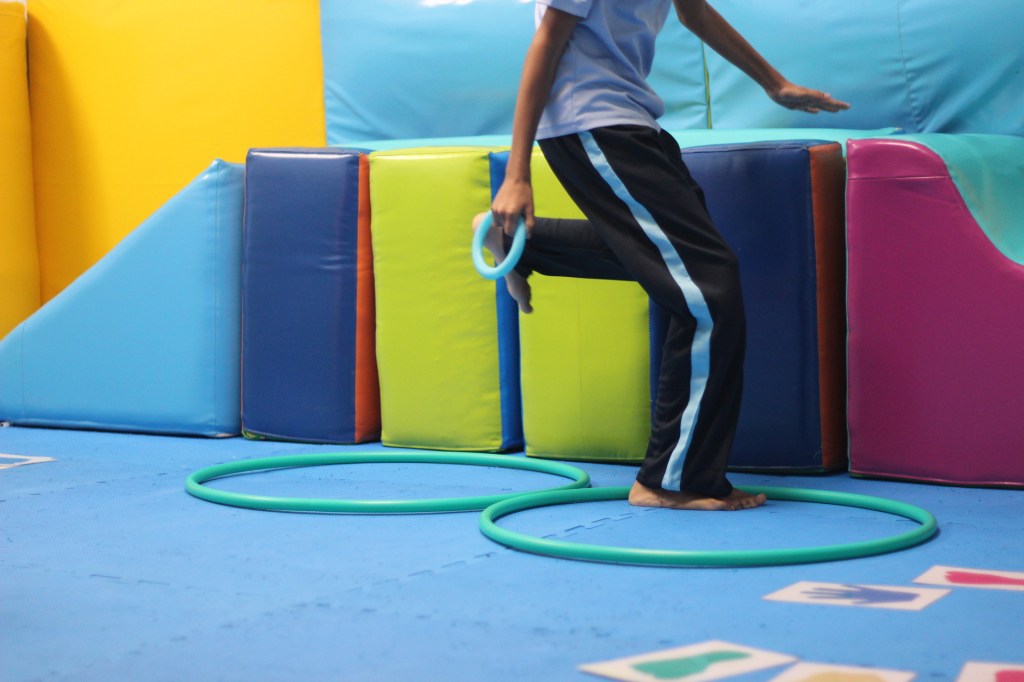Niño participando en una actividad de integración sensorial con apoyo terapéutico en Integra Vidas.