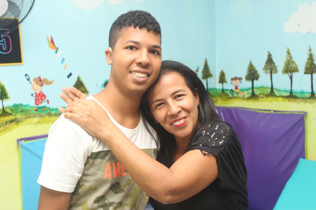 Jackeline Herrera abrazando a su hijo José Antonio en Integra Vidas, mostrando el vínculo y apoyo familiar