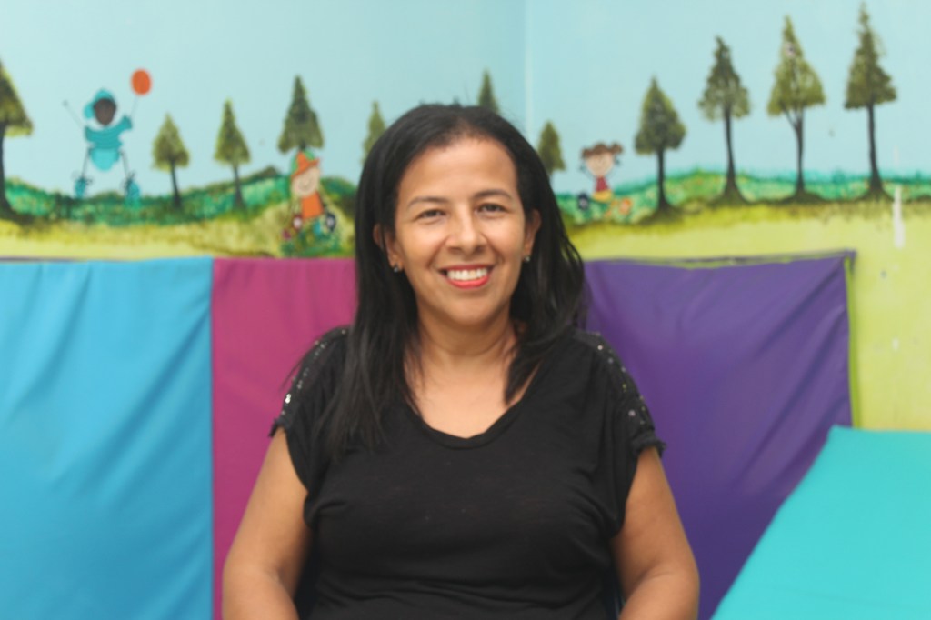 Jackeline Herrera, madre de José Antonio, sonriente en Integra Vidas durante una entrevista testimonial