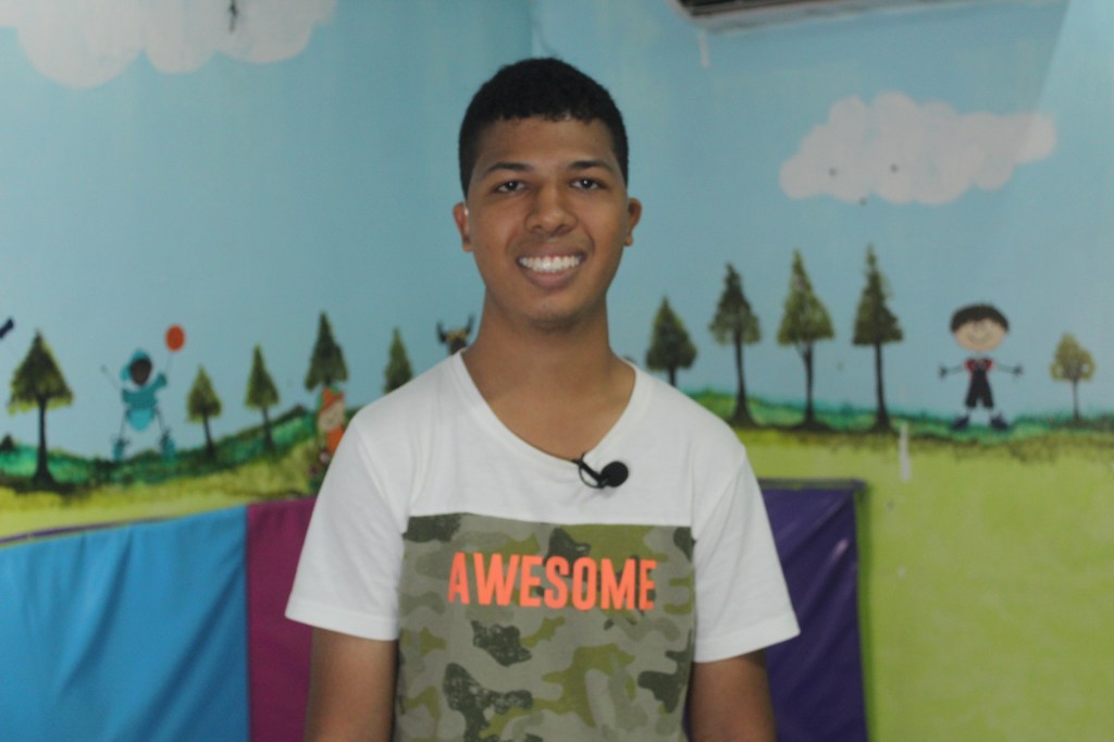 osé Antonio Rojas en Integra Vidas usando auriculares para terapia con el Método Tomatis