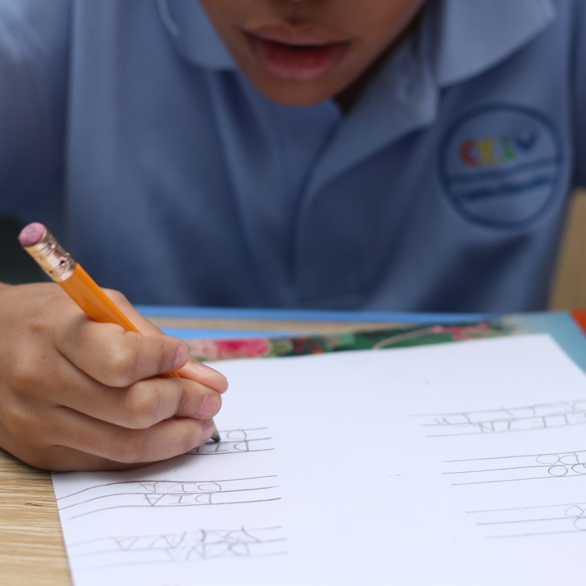 Cómo puedo ayudar a mi hijo a aprender a escribir en&nbsp;casa