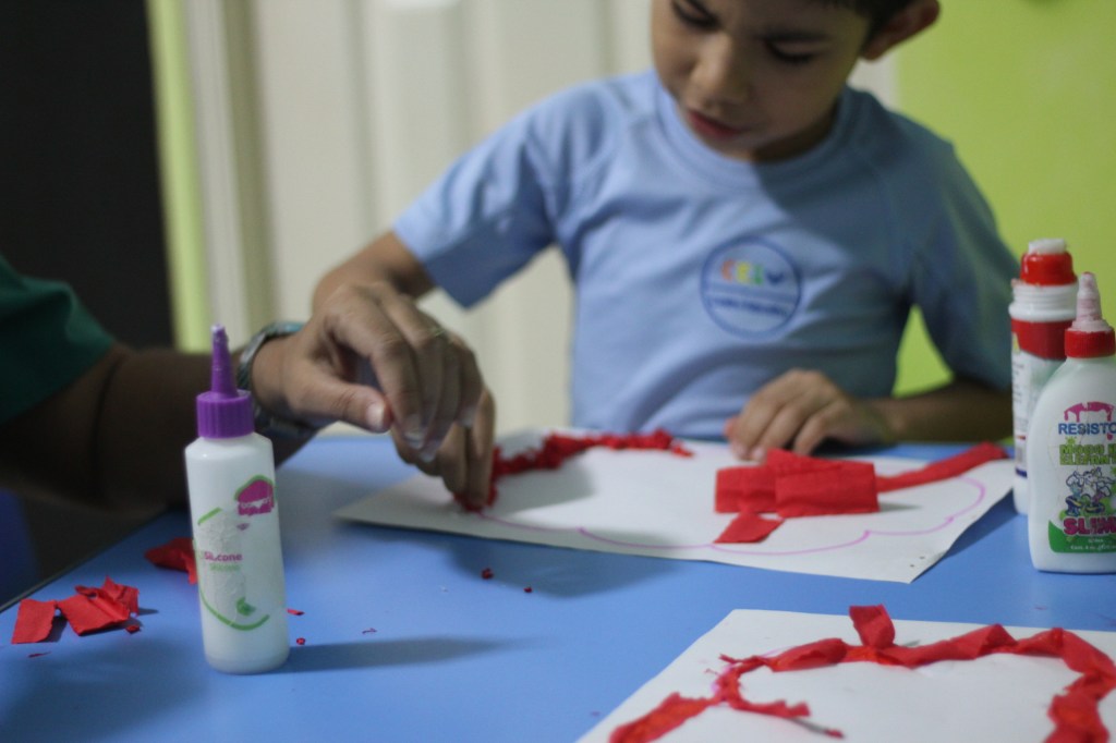 Niño realizando actividades en un ambiente inclusivo en Integra Vidas