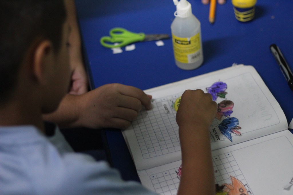 Niño aprendiendo los números ordinales con apoyo personalizado en Integra Vidas
