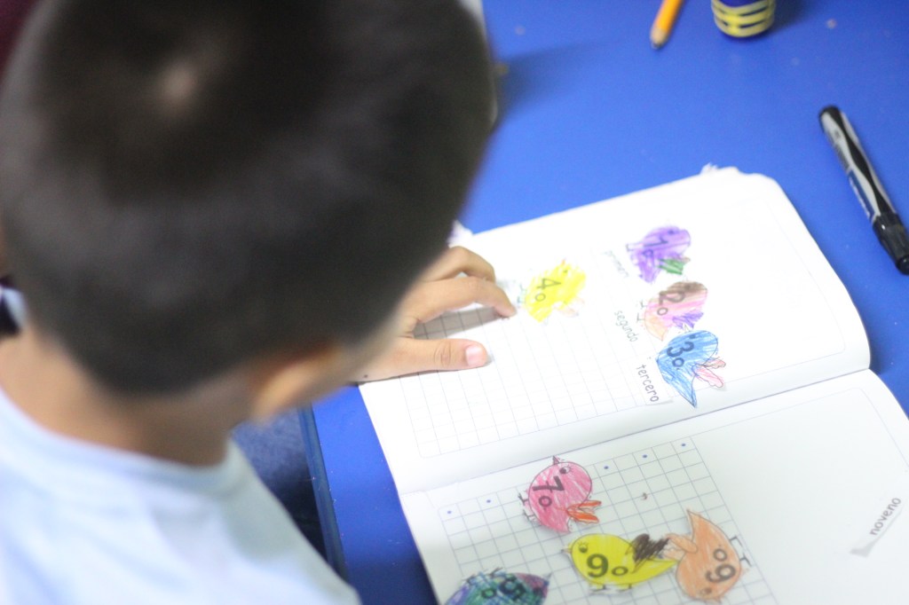 Niño aprendiendo los números ordinales con apoyo personalizado en Integra Vidas