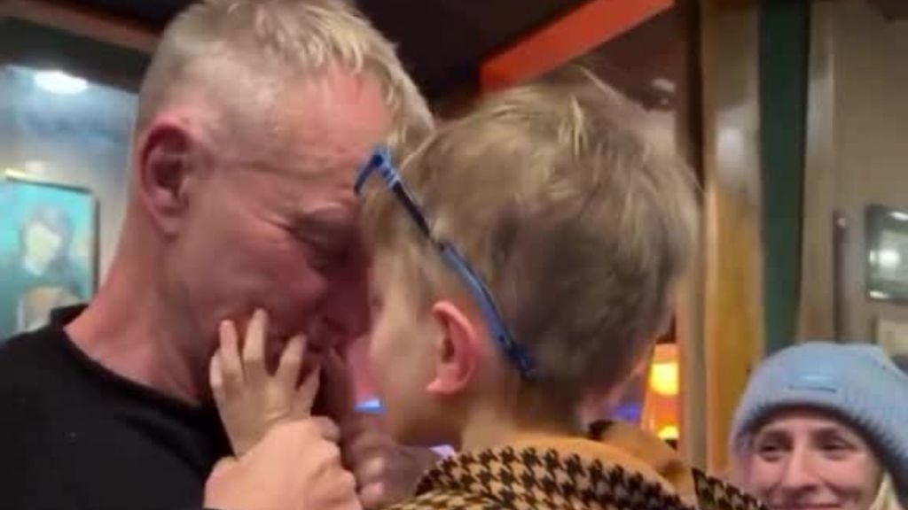 Sting y su nieto comparten una mirada llena de conexión emocional sin necesidad de hablar.