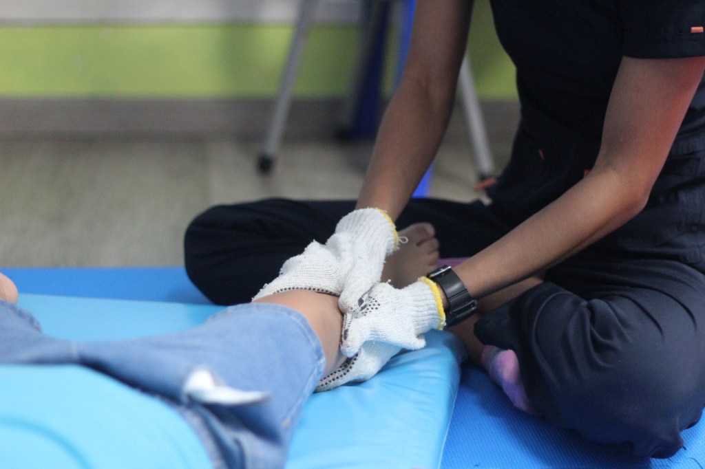 Niño recostado recibiendo masaje durante terapia de integración sensorial en Integra Vidas, Panamá.