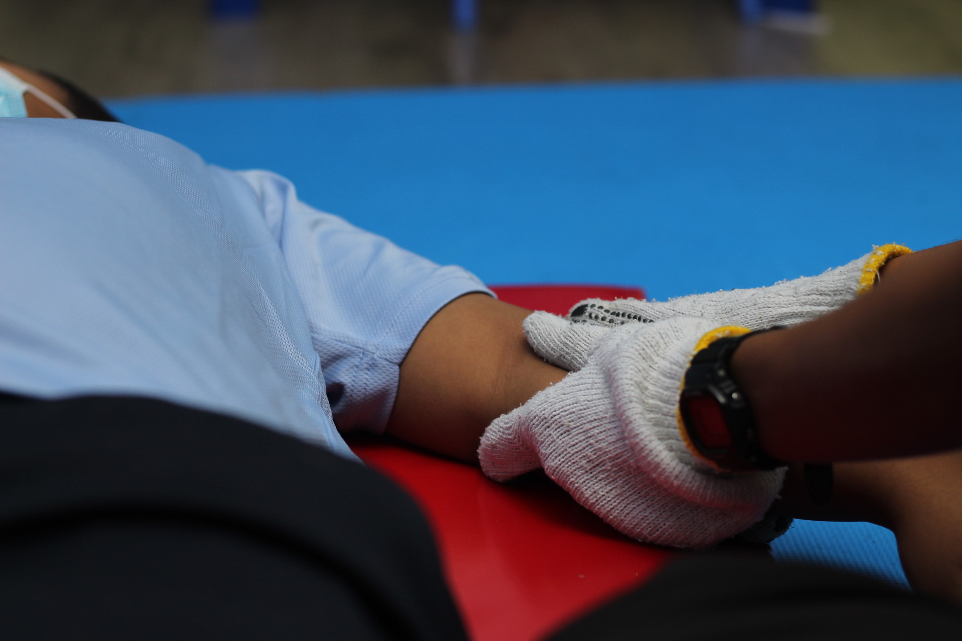 Niño recibiendo masaje terapéutico como parte de la sesión de integración sensorial en Integra Vidas, Panamá.