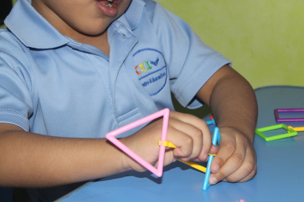 Niño participando en actividades educativas y terapéuticas en Integra Vidas, centro inclusivo en Panamá