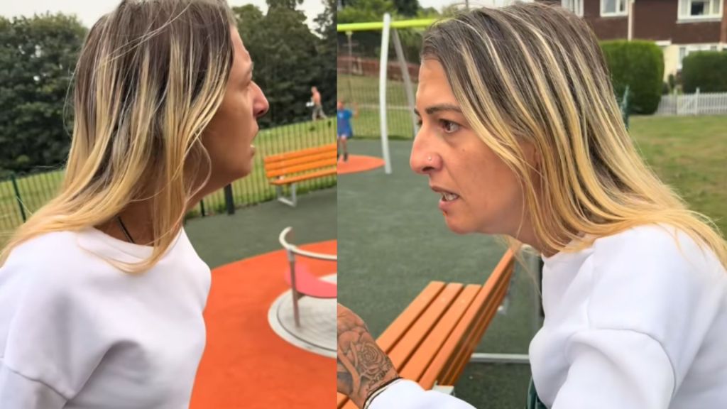 Madre corrigiendo con firmeza a su hijo por molestar a un niño con autismo en un parque.