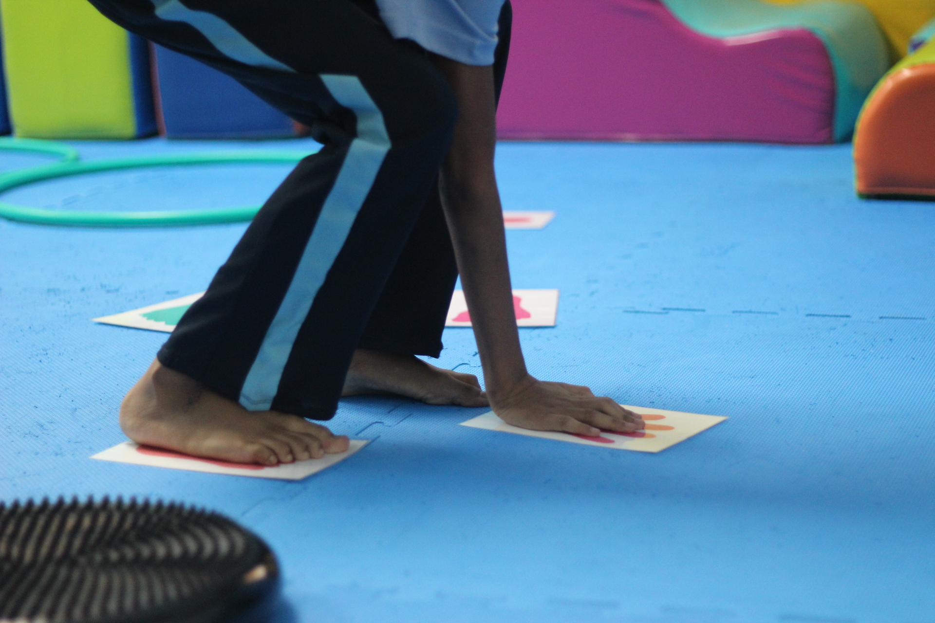 Niño realizando un circuito de integración sensorial para estimular planeamiento motor, lateralidad y coordinación.