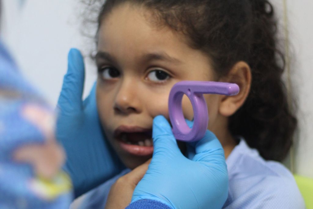 Niña participa en una sesión de terapia de fonoaudiología en Integra Vidas, centro especializado en comunicación y lenguaje en Panamá.