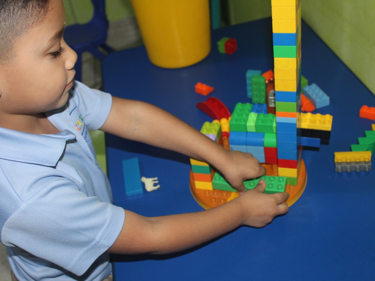 El poder de aprender en grupos pequeños: por qué tu hijo florece en Integra&nbsp;Vidas