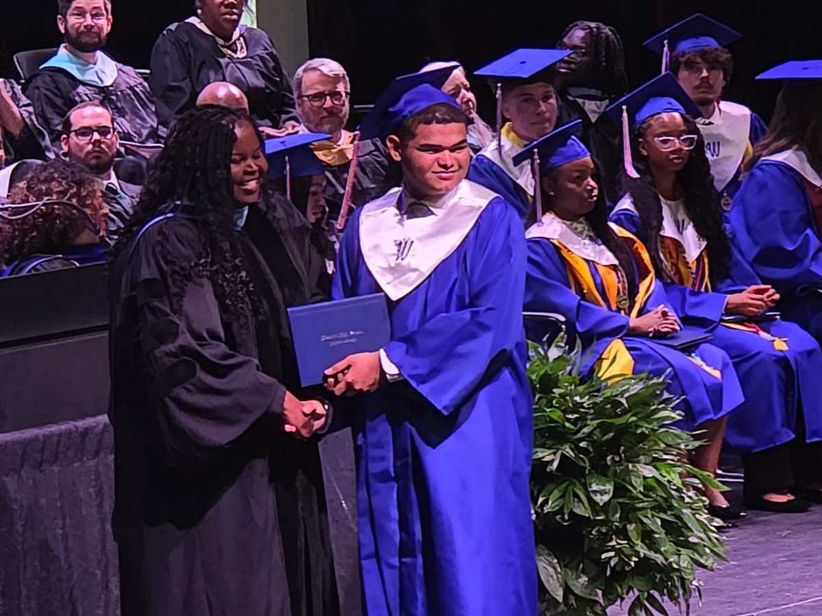David, el primer niño de la Familia Integra, se gradúa del High School en Estados&nbsp;Unidos