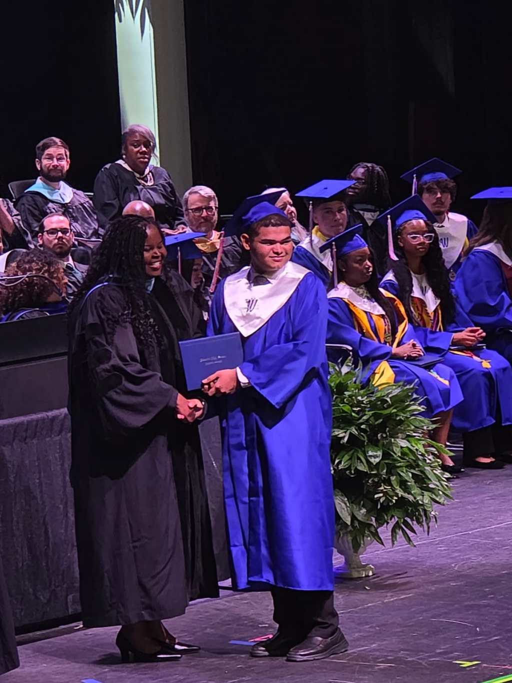 David, el primer niño de la Familia Integra, se gradúa del High School en Estados&nbsp;Unidos